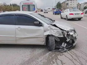 İki otomobilin çarpıştığı kaza anı kamerada: 1 yaralı
