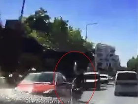 İki şeridin arasına daldı, iki araca çarptı: Feci kaza kamerada
