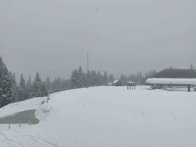 İlkbahar yerini kışa bıraktı, turizm alanı yeniden beyaz örtüyle kaplandı
