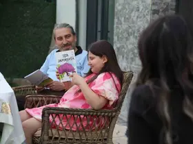 İlkokul öğrencisi minik kız kitap yazdı