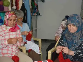 İlmek ilmek dev Türk bayrağı ördüler
