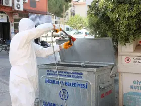 İncirliova’da karasinekle mücadele için çöp konteynerleri ilaçlandı
