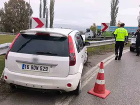 İnegöl’de otomobil bariyerlere çarptı: 1 yaralı
