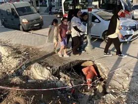 İnşaat çevresindeki kaldırımda oluşan derin göçükler muhtemel kazalara davetiye çıkarıyor
