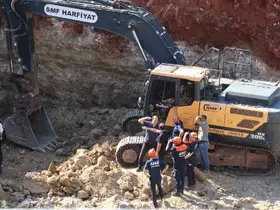 İnşaat kazısında göçük altında kalan kepçe operatörü hayatını kaybetti
