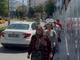 İnşaat paravanı kaldırımı kapattı, yayalar trafiğin ortasında kaldı
