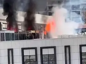 İnşaatı devam eden hükumet konağı çatısında korkutan yangın

