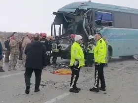 İran plakalı yolcu otobüsü tıra arkadan çarptı; 1 ölü, 10 yaralı
