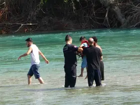 Irmak ortasındaki adacıkta mahsur kalan 4 kişi ekipler tarafından kurtarıldı
