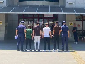 Irmaktaki teknenin kapısını kırıp içeride buldukları alkollerle alem yaptılar
