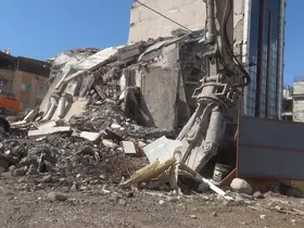 İş  makinasının kolona son dokunuşu 7 katlı binayı yerle bir etti
