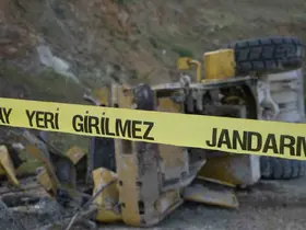 İş makinesi 20 metrelik uçurumdan yuvarlandı: Operatör ağır yaralı
