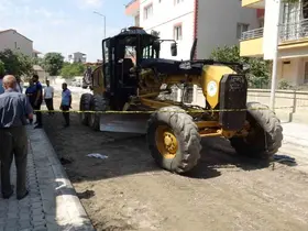 İş makinesinin altında kalan işçi hayatını kaybetti
