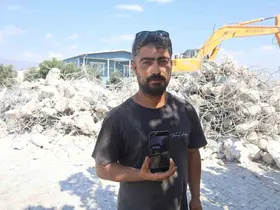 İş makinesiyle gelin arabasının önünü kesen operatör, bahşiş alınca yolu açtı
