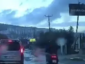 İş yerine girmek isteyen otomobile motosiklet çarptı: 2 yaralı
