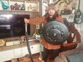 İşçi emeklisi eski antika eşyalarla evinde küçük bir müze kurdu
