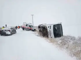 İşçi servisi devrildi, yardıma giden ambulans kara saplandı
