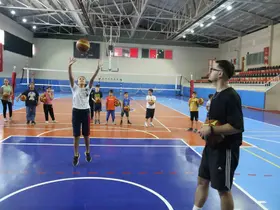 İşitme engelli Koç Fikret Sözen, parkenin yıldızlarını yetiştiriyor
