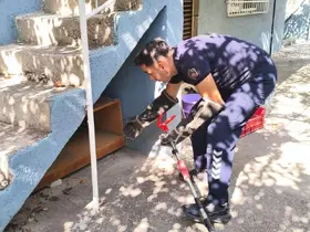 İskenderun’da evin içerisinde görülen yılan yakalandı
