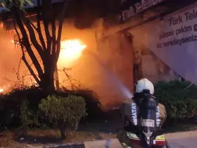 İskenderun’da iş yeri alevlere teslim oldu
