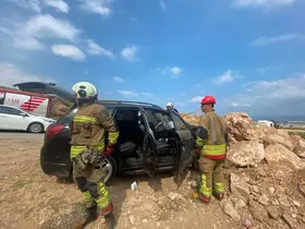 İskenderun’da kayalıklara çarpan otomobilin sürücüsü yaralandı
