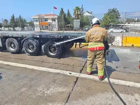 İskenderun’da tırın lastiğinden alevler yükseldi
