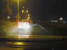 Islak yolda makas atan sürücü, kameraya yansıdı

