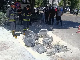 İşletme sahibi 800 bin lira ceza yemesine sebep olan ses sistemini belediye önünde benzin döküp yaktı
