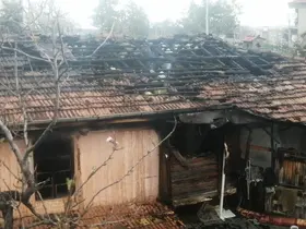 Isparta’da iki katlı ev alevlere teslim oldu

