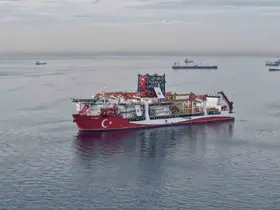 İstanbul Boğazı’na yaklaşan Türk sondaj gemisi havadan görüntülendi
