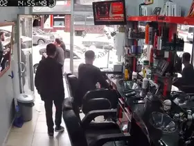 İstanbul’da bakkal ve berberde deprem anı kamerada: Vatandaşlar panikle dışarıya çıktı
