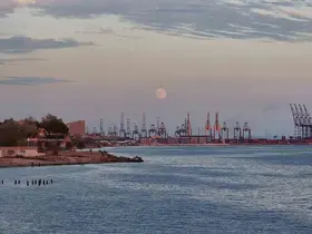 İstanbul’da dolunay Ambarlı limanıyla görüntülendi
