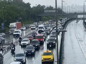 İstanbul’da etkili olan sağanak yağış trafikte yoğunluğa neden oldu
