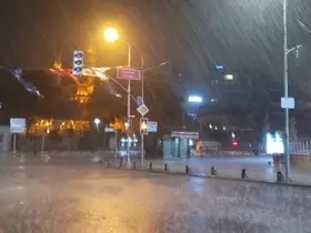 İstanbul’da gece saatlerinde aniden bastıran sağanak etkili oldu
