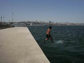 İstanbul’da sıcak hava bunalttı: Kimi denizde serinledi kimi gölgelik alanda dinlendi

