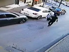 İstanbul’da yolda yürüyen kadının ensesine vurup kaçtı, o anlar kameraya yansıdı
