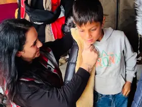 İstanbullu gönüllülerden Şanlıurfa’daki çocuklara hediye bot ve mont

