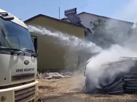 İstiflenen plastik pencereler alev aldı

