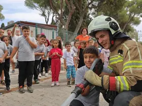 İtfaiye araç ve ekipmanları öğrencilere tanıtıldı
