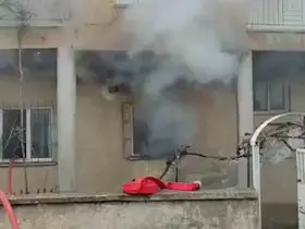 İtfaiyeci gaz sızdıran tüpü eliyle taşıyarak facianın önüne geçti
