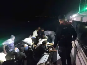 İzmir açıklarında 21 düzensiz göçmen yakalandı, 31 göçmen kurtarıldı
