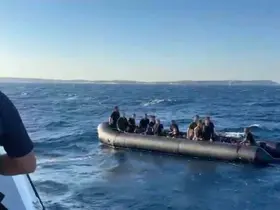 İzmir açıklarında 37 düzensiz göçmen yakalandı, 30 göçmen kurtarıldı
