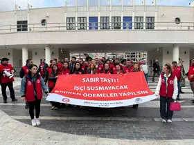 İzmir Büyükşehir önünde işçilerden oturma eylemi
