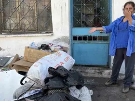 İzmir Konak’ta çöp ev kabusu: Mahalleli kötü koku ve haşerelerden isyan etti
