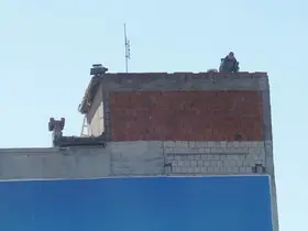 İzmir’de 10 katlı binanın çatısında ’ölümüne’ mesai
