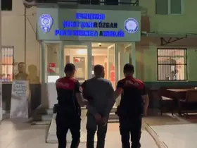 İzmir’de 21 yıl kesinleşmiş hapis cezasıyla aranan şahıs yakalandı
