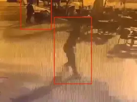 İzmir’de belediyeye ait kafeye silahlı saldırı kamerada

