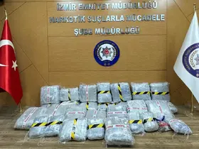 İzmir’de bir evde 80 kilo uyuşturucu ele geçirildi
