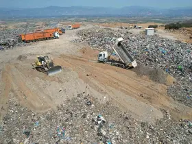 İzmir’de çöp krizi zirvede: Jandarmadan suçüstü operasyonu
