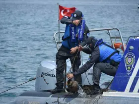 İzmir’de deniz ekosistemini tehdit eden kaçak ahtapot tuzakları imha edildi
